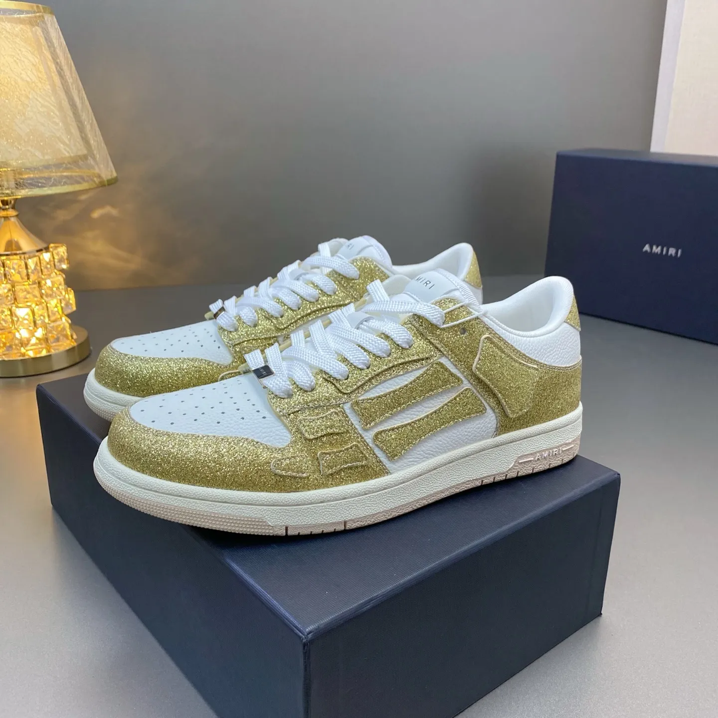 p580🐮🐮AMIRI Couple Style👑 The latest The Pacific Series Couple Style💀🦴Bone Stars Casual Sports Shoes Skateboard Shoes✔️ AMIRI's Pacific shoes are a sneaker that combines luxury and street style. Many celebrities and Internet celebrities have the same style. Its design and workmanship are very exquisite. Made of high-grade cow leather, soft to the touch and highly durable. 💎Fabrics: Original custom imported first-layer cowhide 💎Inner lining: Original customized breathable mesh 💎Foot: Original injection molded one-piece, comfortable, wear-resistant and not tiring for feet 💎Outsole: Original 1:1 molded three-color sole Original outsole 💎Sole thickness: 3CM 💎Size: Female 35-40 Male 39-46 💎Price; Top version 👑Special remarks Remark: (Female size 34 40 . Men's sizes 38 45 46 are customized and cannot be returned or exchanged. Please note when ordering! Thank you🤝🤝